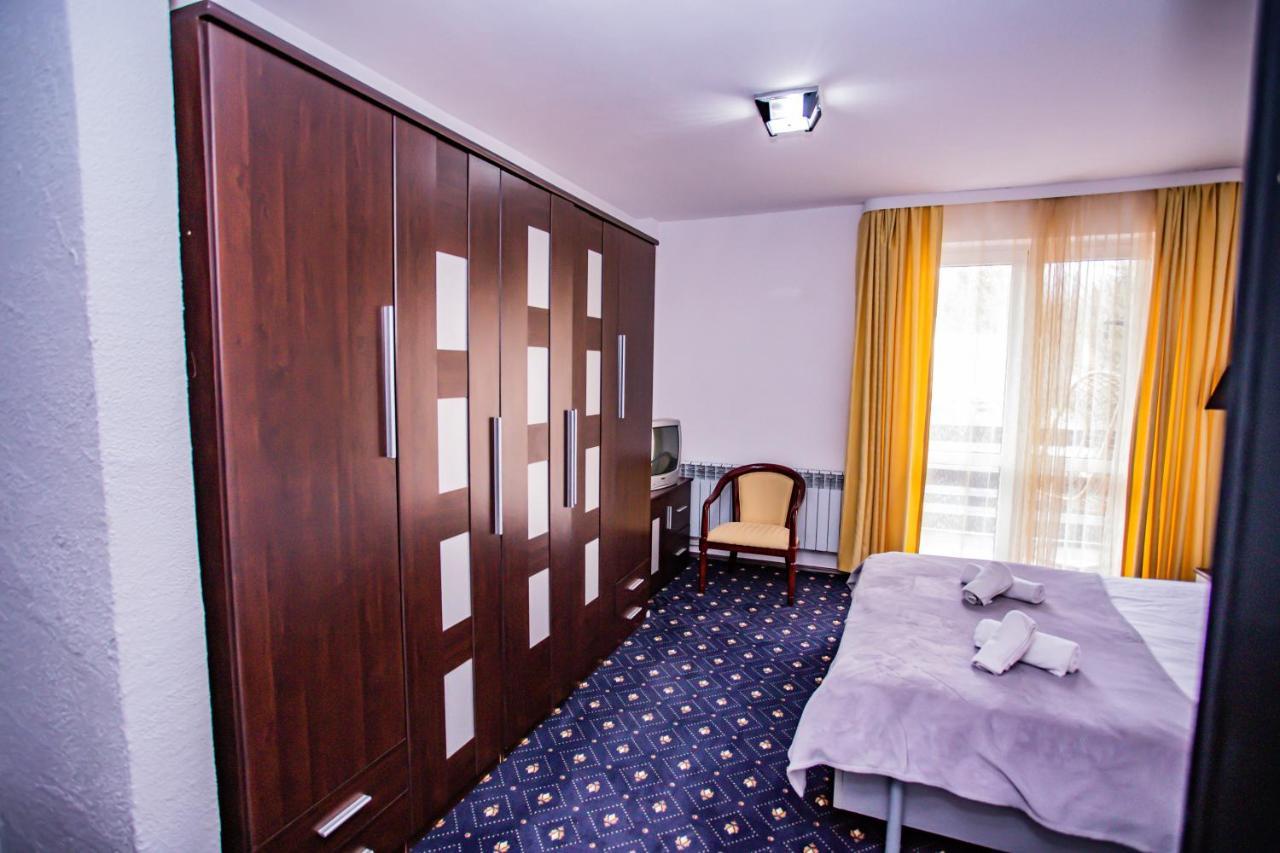 Hotel Casa Octavian à Sucevita Extérieur photo