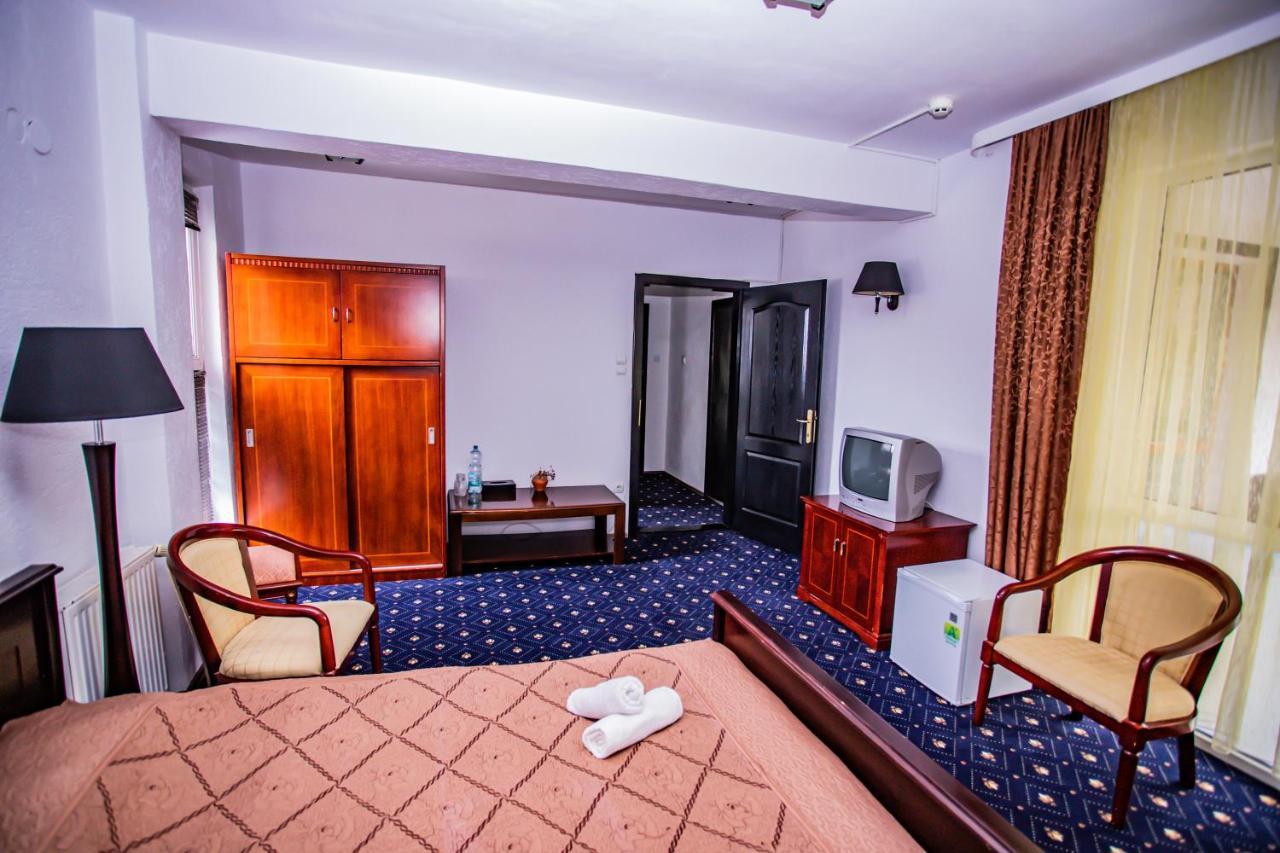 Hotel Casa Octavian à Sucevita Extérieur photo
