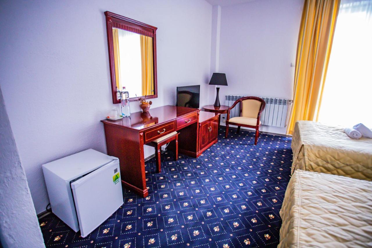 Hotel Casa Octavian à Sucevita Extérieur photo