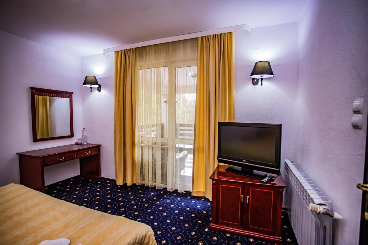 Hotel Casa Octavian à Sucevita Extérieur photo