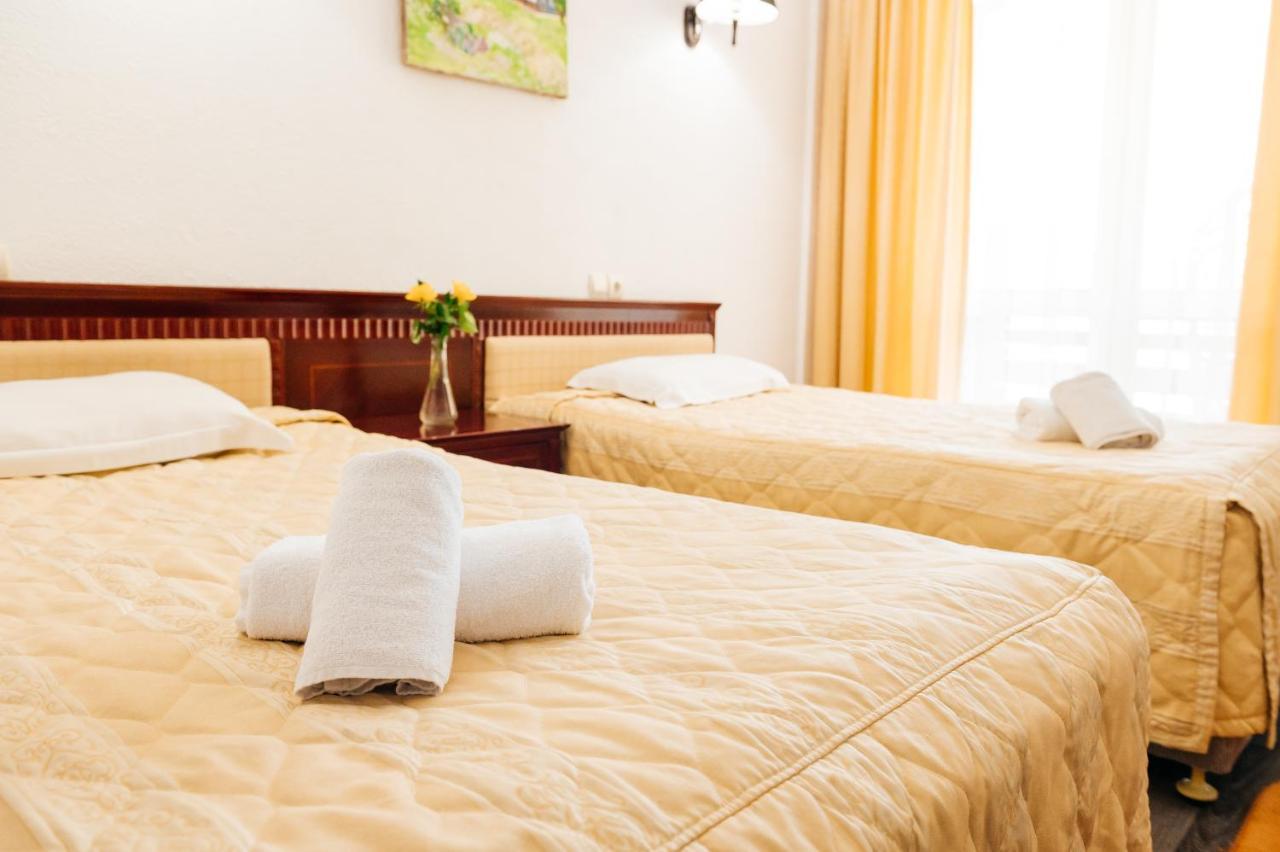 Hotel Casa Octavian à Sucevita Extérieur photo