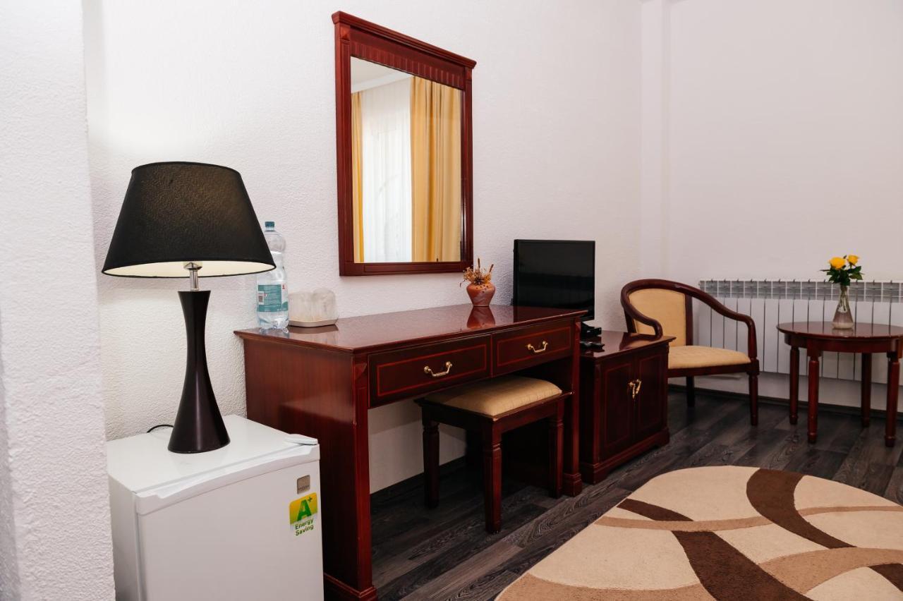 Hotel Casa Octavian à Sucevita Extérieur photo