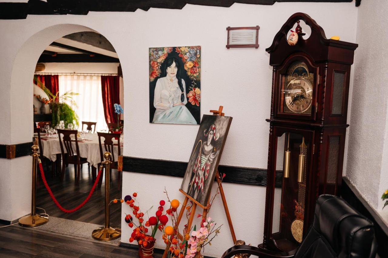Hotel Casa Octavian à Sucevita Extérieur photo