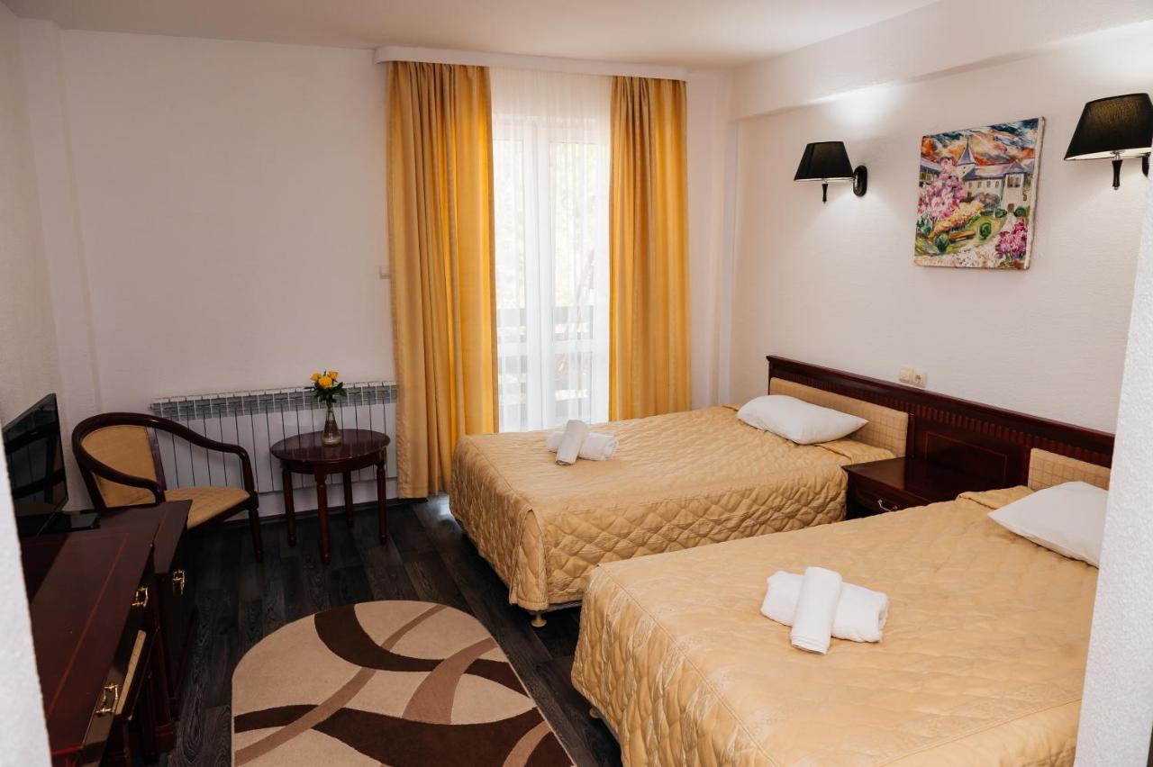 Hotel Casa Octavian à Sucevita Extérieur photo