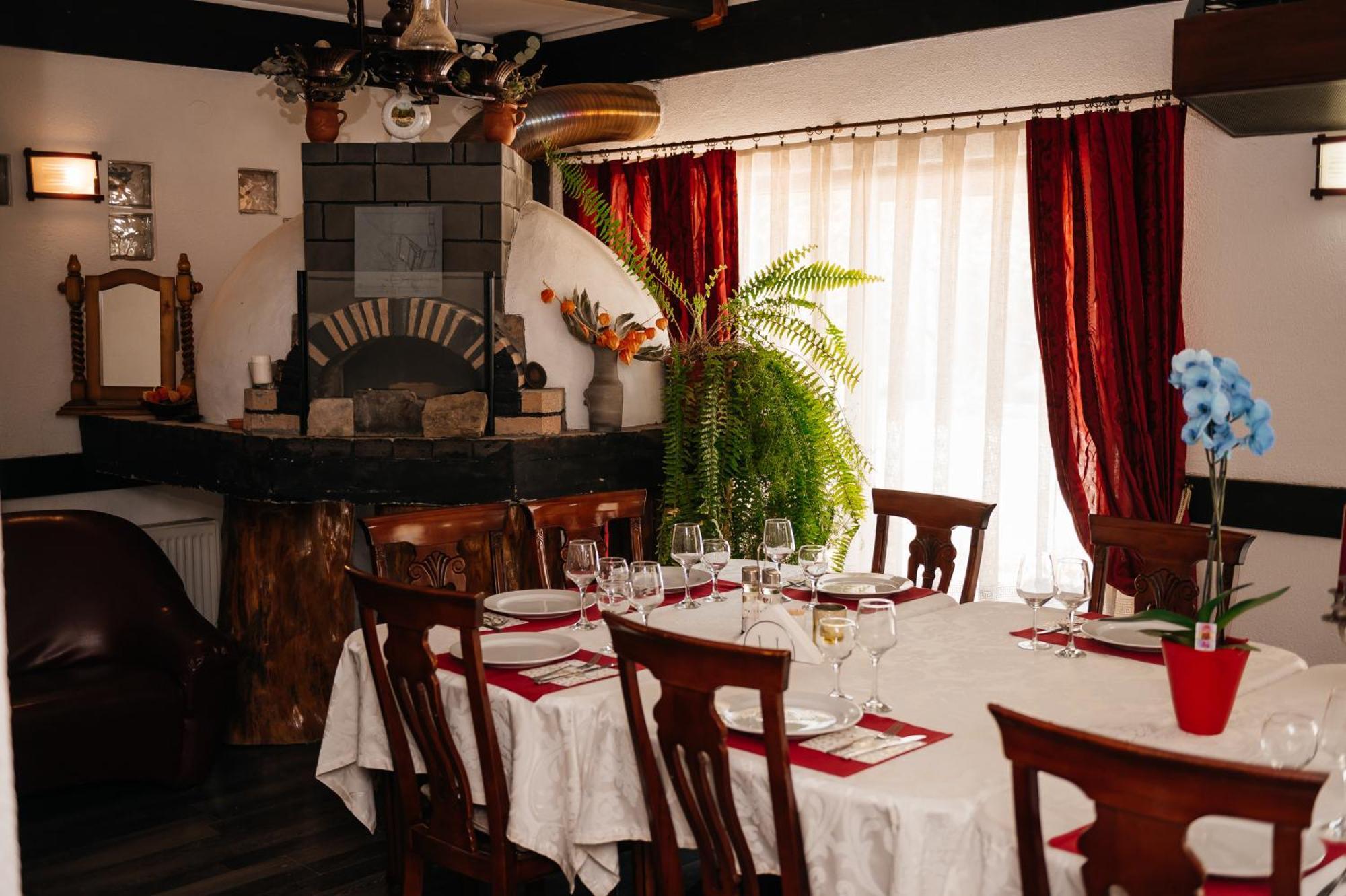 Hotel Casa Octavian à Sucevita Extérieur photo