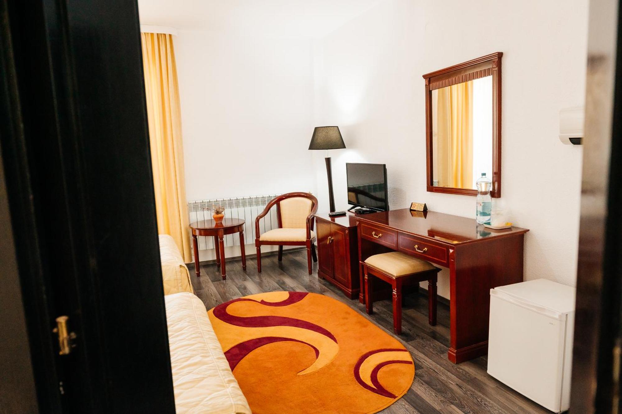 Hotel Casa Octavian à Sucevita Extérieur photo