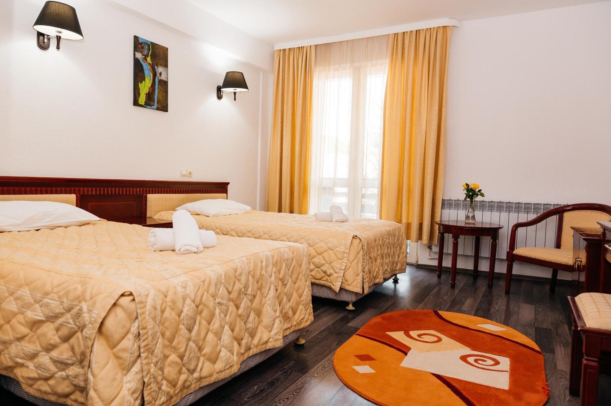 Hotel Casa Octavian à Sucevita Extérieur photo