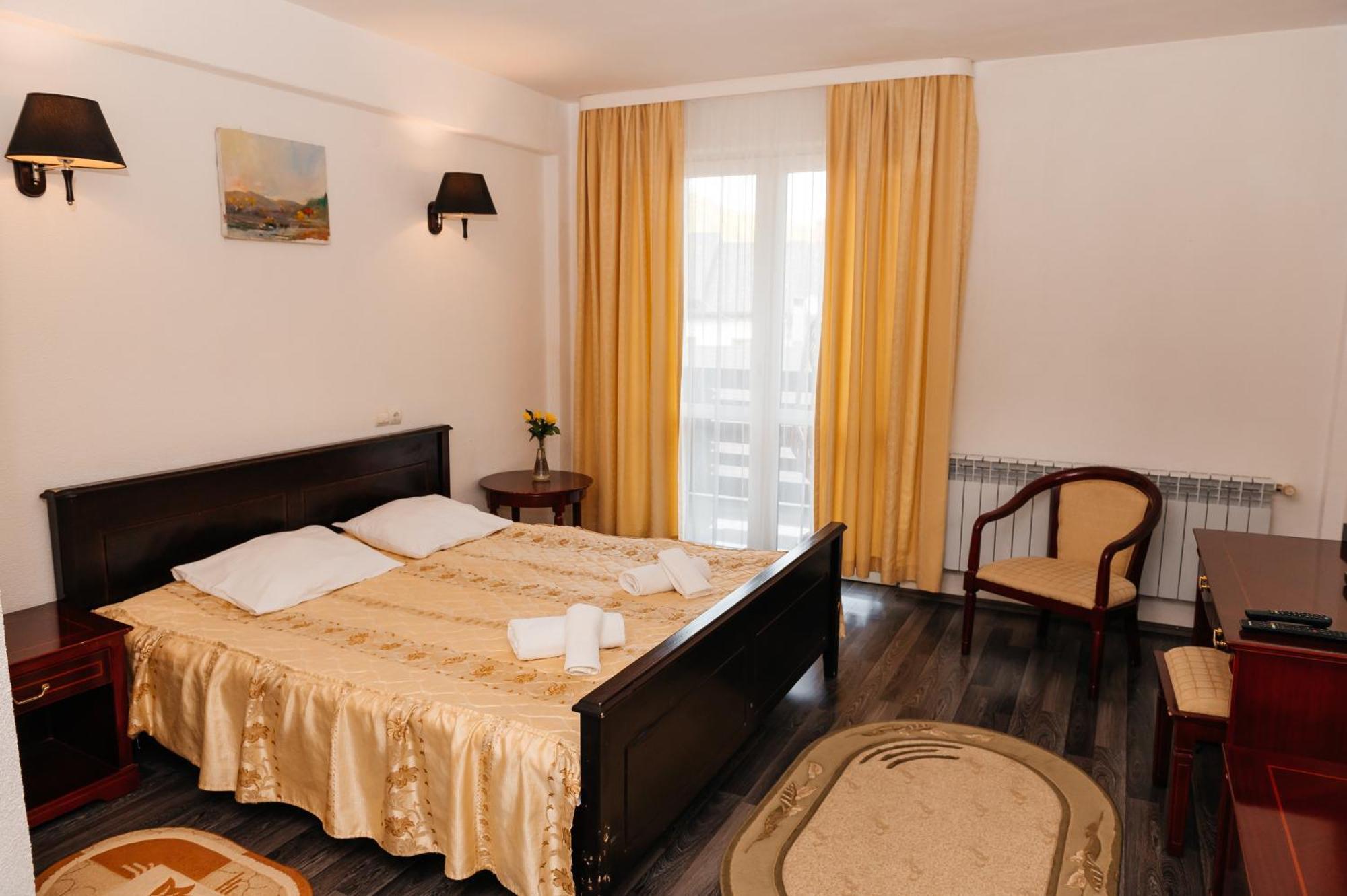 Hotel Casa Octavian à Sucevita Extérieur photo